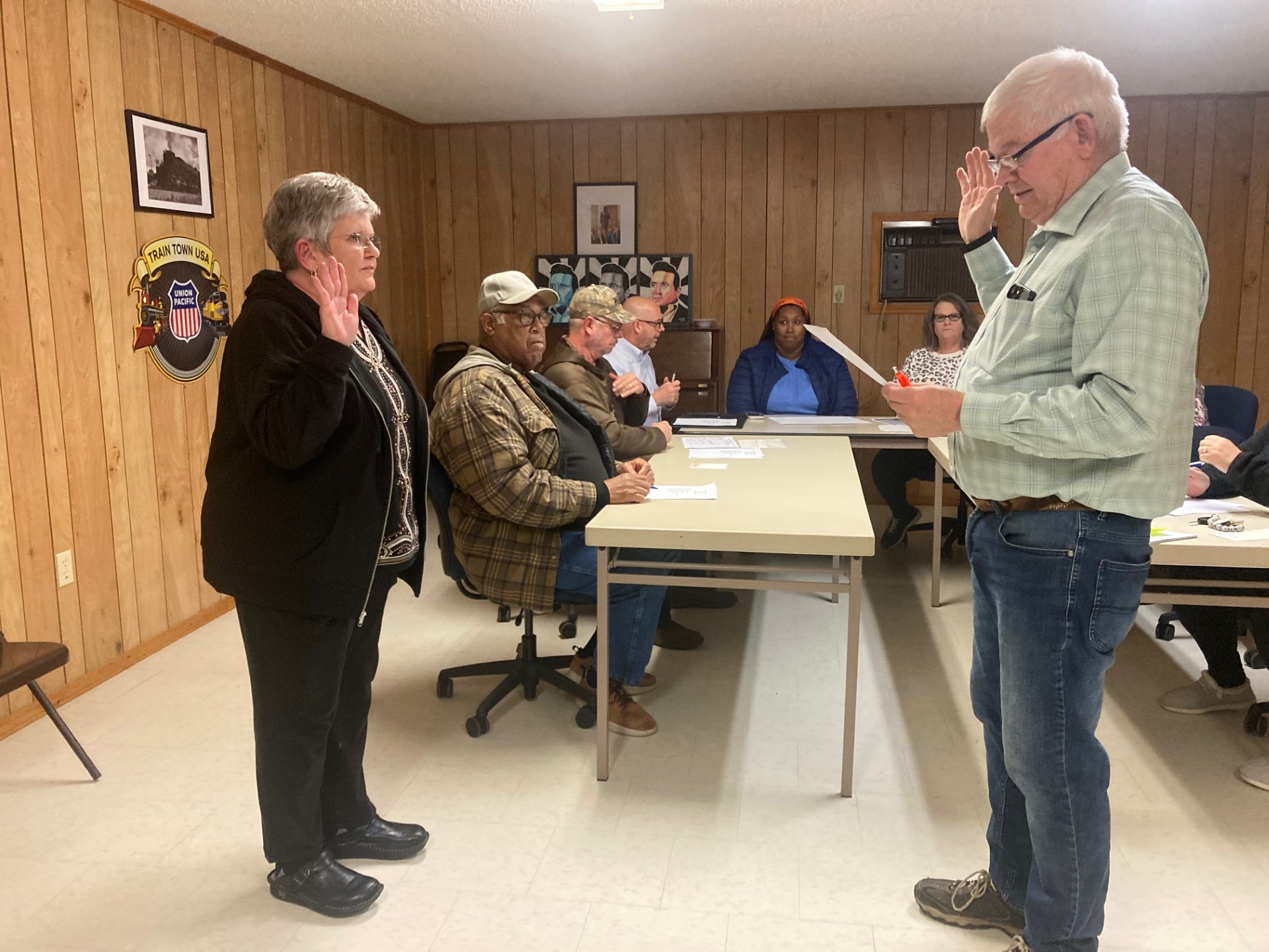 WISCAVER IS SWORN - New Kingsland Mayor Karen Wiscaver (left) is sworn into office by Cleveland County Judge Jimmy Cummings (right) after she was selected by the Kingsland City Council to replace former Mayor Sharon Crosby, who resigned on Dec. 31. Wiscaver will complete Crosby’s term, which expires Dec. 31, 2026.