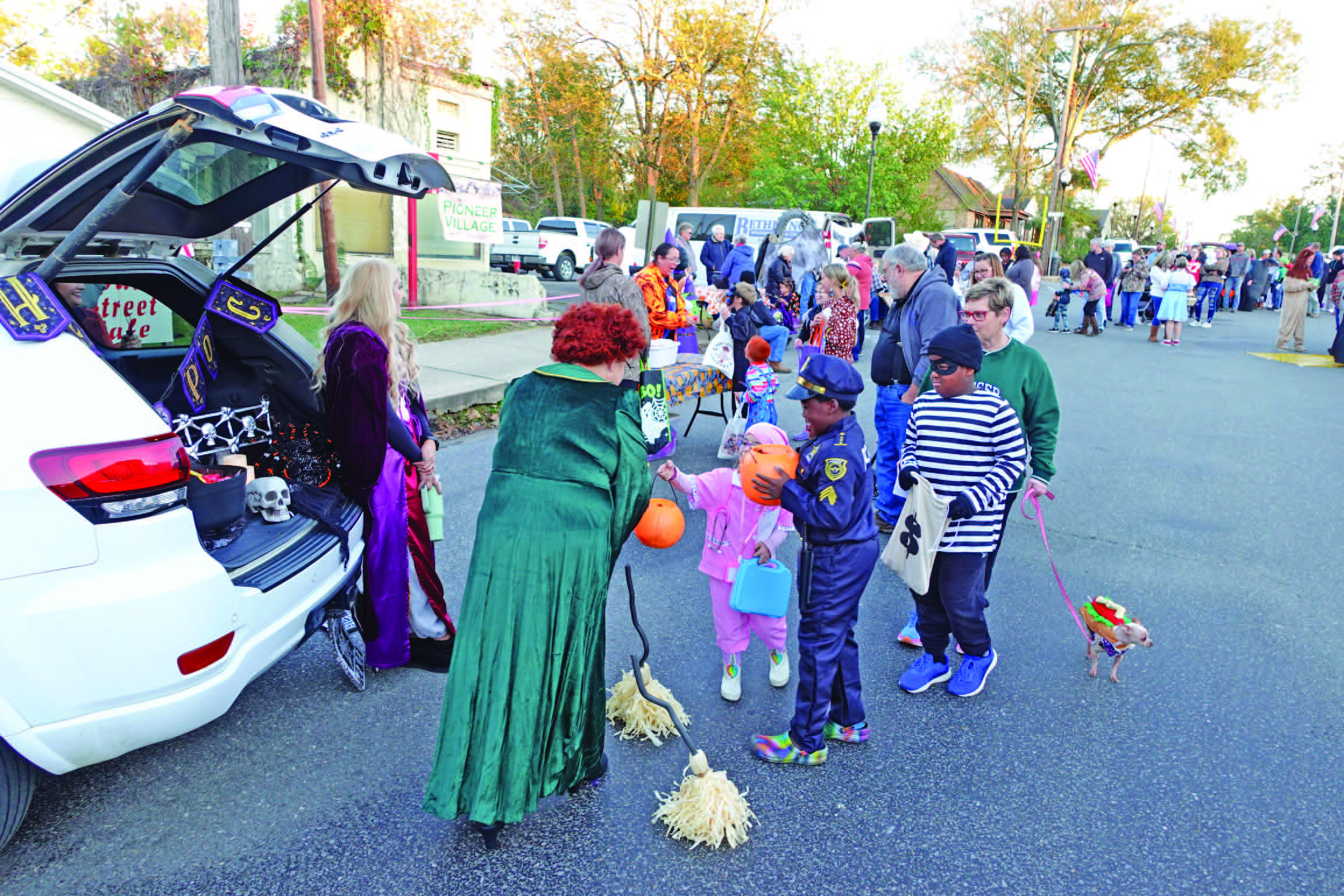 Rison Shine Hosts Trunk-or-Treat