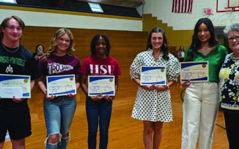 Angelia Crouse (far right) presents the AAA Active Scholar Award to Clayton Edwards, Elissa Summar, Kayla Jackson, Mallory Stuckey and Marcela Castillo