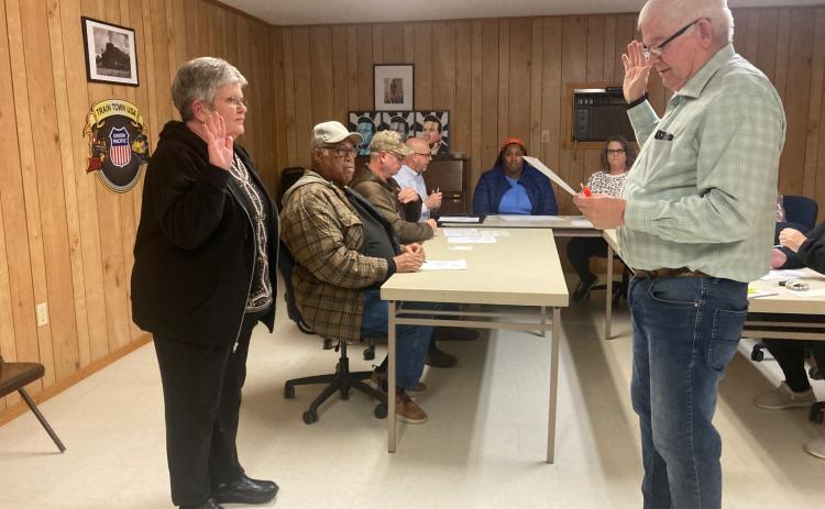 WISCAVER IS SWORN - New Kingsland Mayor Karen Wiscaver (left) is sworn into office by Cleveland County Judge Jimmy Cummings (right) after she was selected by the Kingsland City Council to replace former Mayor Sharon Crosby, who resigned on Dec. 31. Wiscaver will complete Crosby’s term, which expires Dec. 31, 2026.
