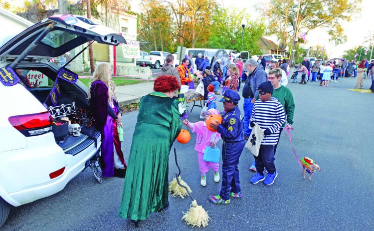 Rison Shine Hosts Trunk-or-Treat